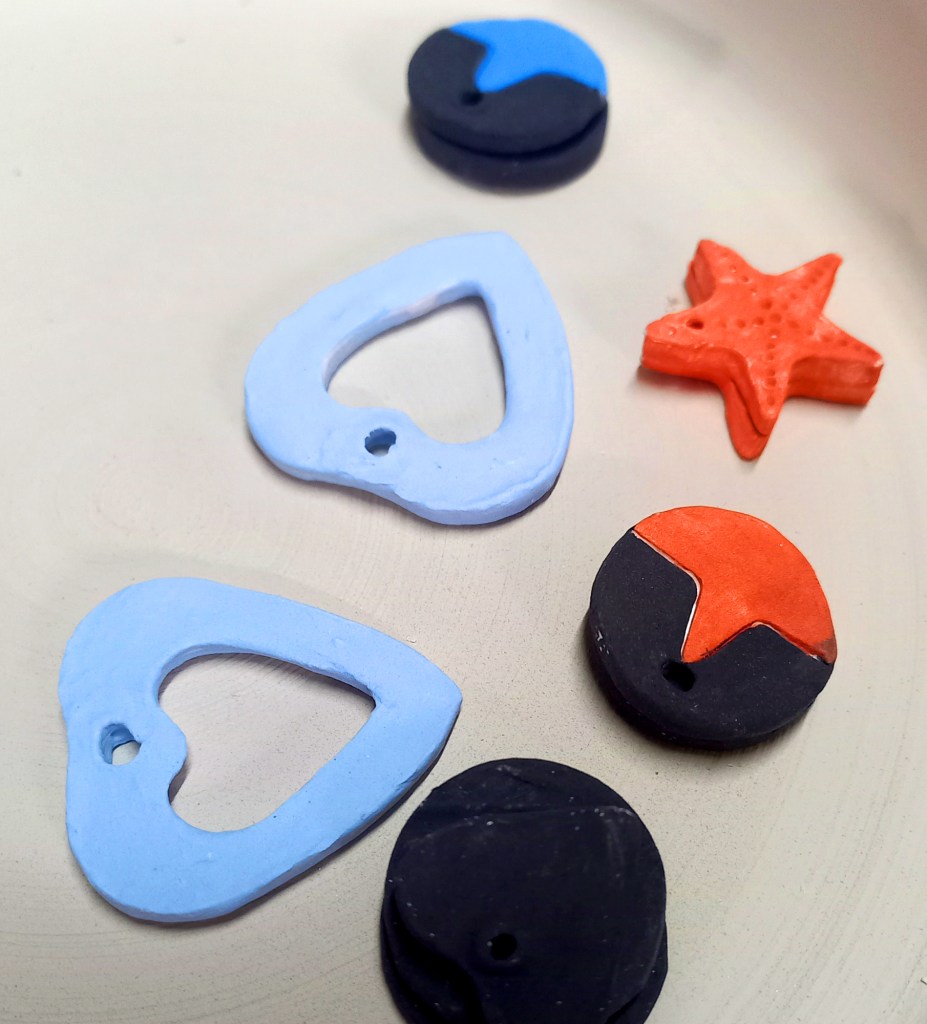 Fabrication de bijoux en céramique à l'atelier. 