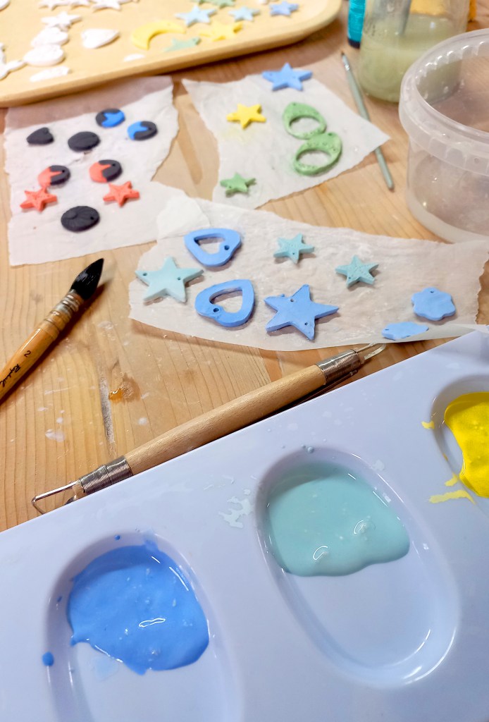 Fabrication de bijoux en céramique à l'atelier. 